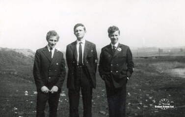 Młodzież licealna w mundurkach, ok. 1971 r. Od lewej: Leszek Wierzchosławski, osoba nierozpoznana, Wojciech Kalka. Z archiwum Beaty Mrowińskiej