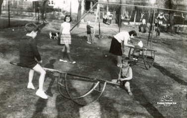 Plac zabaw przy ul. Strażackiej (w miejscu obecnego parkingu), ok. 1967 r. Z archiwum Beaty Mrowińskiej 