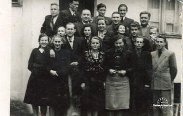 Prawdop. pracownicy Gminnej Sp&oacute;łdzielni "Samopomoc Chłopska", ok. 1950-53 r. Z archiwum Beaty Mrowińskiej 