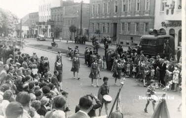 Defilują harcerki na pochodzie pierwszomajowym, ok. 1965 r. Z archiwum Beaty Mrowińskiej