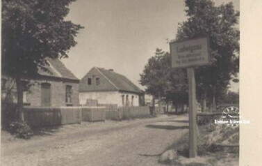 Dom dziadk&oacute;w (z lewej). Zdjęcie wykonane w 1944 r.