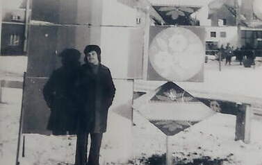 Przed przystankiem autobusowym w Kcyni. W tle instalacja (?) z napisem Pałuki, ok. 1974 r.