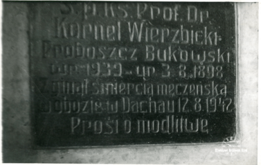 Pamiątkowa tablica poświęcona ks dr. Kornelowi Wierzbickiemu w bukowskim kościele. Z archiwum rodziny Wierzbickich 