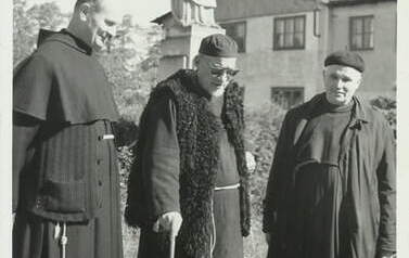 o. Efrem Maria z Kcyni OFM Cap (w środku) w towarzystwie wsp&oacute;łbraci, 1968 r. Z archiwum rodziny