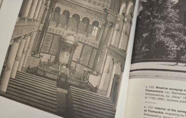 W czytelni znajduje się podręczna biblioteczka, z kt&oacute;rej można skorzystać. Tu: wnętrze synagogi przy Tłomackie. Fot. J. Makarewicz