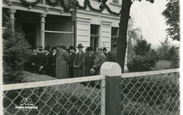 Odsłonięcie tablicy na budynku Magistratu. 12.05.1936. Z archiwum rodziny Wierzbickich 