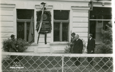 Odsłonięcie tablicy na budynku Magistratu. 12.05.1936. Z archiwum rodziny Wierzbickich 