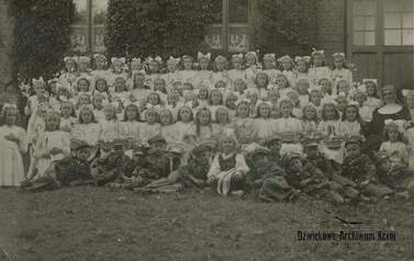 Sypanie kwiatk&oacute;w w Kcyni, 1948 r. Z archiwum rodziny Pezackich