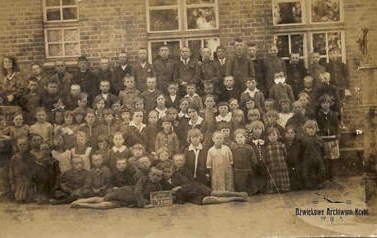 Szkoła w Mycielewie, 8.05.1930 r. Z archiwum Wandy Częstochowskiej 