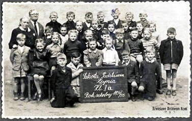 Szkoła Podst. w  Kcyni, r.szkolny 1954/55. Na zdjęciu m.in. dyr.E. Jurczyk. Z archiwum Stanisława Pilarskiego