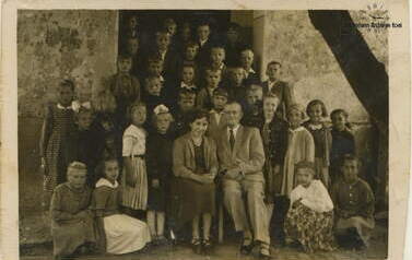 Szkoła podstawowa Miastowice, rok szk. 1958/59. Nauczyciel Julian Śledziński, Tekla Gorajewska. Z archiwum Małgorzaty Dobosz