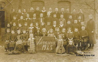 Szkoła w Żurawi, 1925 r. Z archiwum Brygidy Prus 