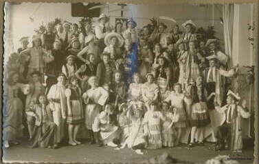 Pamiątka z przedstawienia szkolnego z dnia 11.11.1938 r. Szkoła im. św. Tr&oacute;jcy w Bydgoszczy. Z archiwum Anny Stypczyńskiej, Henryka Wes&oacute;ł