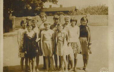 C&oacute;rka Wanda z koleżankami, 18.05.66 r. Z archiwum Mariana Ćwika 