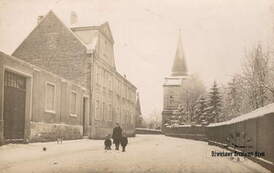 Zimowa Kcynia, 1930 r. Widoczna dzwonnica przed Farą oraz wieża kościoła ewangelickiego. Z archiwum Barbary Sobowiec 