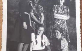 Siostry Kmiotek w szaradowskim lesie, 1943 r.