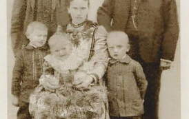 1906 r. Franciszka i Jan Budzińscy z dziećmi i ojcem Franciszki 