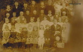 Grocholin, uczniowie szkoły powszechnej, 1925 r. W gronie uczni&oacute;w Kazimierz Budziński 