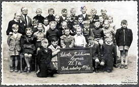 Szkoła Podst. w Kcyni, klasa I a. Na zdjęciu nauczyciele: Andrzejewska, Erdmann. Rok szkolny 1954/55. Z archiwum Stanisława Pilarskiego 