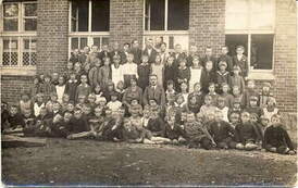 Szkoła powszechna w Mycielewie, nauczyciele Maria Gawrońska, p. Komczyński 1933 r. Z archiwum Wandy Częstochowskiej 