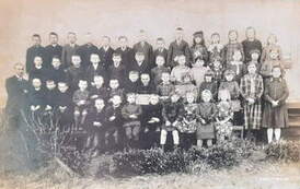 Szkoła powsz. w Srebrnej G&oacute;rze, 1927 r. Z archiwum Anny Wadzińskiej 
