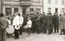 Odsłonięcie rzeźby gen. K. Grudzielskiego w 1988 r. Z archiwum Henryka Wesołowskiego