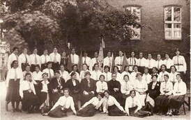 Stowarzyszenie Młodych Polek, Kcynia 1934 r. Wśr&oacute;d członkiń ks. Franciszek Jędrzejewski. Z archiwum Stanisława Pilarskiego 
