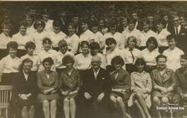Stanisława Pilarska siedzi 2. od prawej w dolnym rzędzie, 1966 r., XI b. Z archiwum Stanisława Pilarskiego 