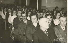 Wręczenie sztandaru LO w Kcyni, listopad 1971 r. Stanisława Pilarska w drugim rzędzie 1. z lewej. Z archiwum Stanisława Pilarskiego