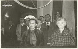 Msza św. w klasztorze. Na pierwszym planie od lewej: p. Wiktoria Pilarska, p. Sobecka. W drugim rzędzie p. Kazimierz Skimina 