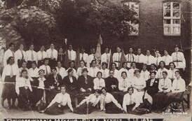 Członkinie Stowarzyszenia Młodych Polek, 3.06.1934 r. Na zdjęciu m.in. Halina Skrzypczak (z d. Bethke), Wołyńska (żona dentysty), Teske, Stencel, Adela Braunek (z d. Luranc), Jedwabna (żona lekarza), Zagrocka (żona adwokata), Jagodzińska, Sobczyńska. 