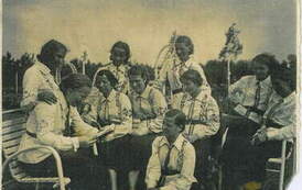 Napis na odwrocie: Kolonie letnie 1938 r. Profesor przy wykładzie - Cyryla Grabiszewska (z książką). Z archiwum Wiesławy Paszkiewicz 