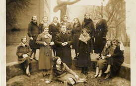 Stowarzyszenie Młodych Polek, zastęp "Szarotek" z ks. Franciszkiem Jędrzejewskim na terenie b. Seminarium Nauczycielskiego, 11.03.1934 r. Z archiwum Stanisława Pilarskiego 