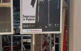 Plakat na Starym Mieście informujący o wystawie. Fot. J. Makarewicz 