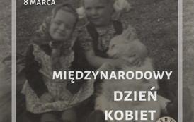Małe dziewczynki. W tle zabudowania pałacu w Dębog&oacute;rze. Z archiwum Piotra Karakiewicza