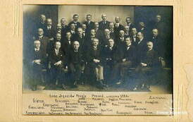 Janusz Broekere (w g&oacute;rnym rzędzie, 4. z prawej) na kursie Sędzi&oacute;w Pokoju, 1920 r. 
