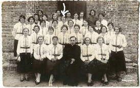 SMP z ks. F. Jędrzejewskim. Strzałką zaznaczona Janina Redlak (z d. Nowakowska)