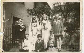 1954 r. Przedstawienie u si&oacute;str przy żł&oacute;bku. Włodziu jako biedny Franciszek. Z archiwum Haliny Rakowskiej