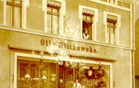Rynek 31 - Otto Wittkowske (ok. 1910). Z lewej (w czarnej sukni) - Augusta Wittkowske, z d. Zimmermann. Archiwum Matthias Theiner