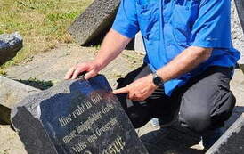 Przy macewie pradziadka Lessera Seemana, 22.06.2023 r.