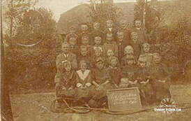 Stanisław Głowacki z wychowankami w szkole w Wojciechowie, 4.06.1924 r. Z archiwum Adama Czabańskiego