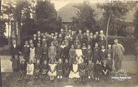 Stanisław Głowacki przed szkołą w Wojciechowie - 21.08.1925 r. Z archiwum Adama Czabańskiego