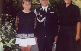 Wacław Płaczkowski z wnuczką Moniką i c&oacute;rką Genowefą, 1998 r. Z archiwum Genowefy Wieteckiej 