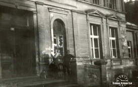 Przed wejściem do pałacu w Rozpętku, 1980 r. 