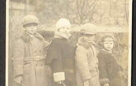 Podpis pod zdjęciem: Oleś, Bożenka, Zbyszek, Urszulka "na jajkach", kwiecień 1934 r. Z archiwum Barbary Sobowiec 