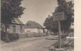 Dom dziadk&oacute;w (z lewej). Zdjęcie wykonane w 1944 r.