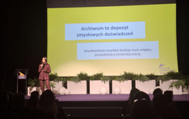 Martyna Wojtkowska prezentuje sw&oacute;j projekt dot. polskich sierot w Nowej Zelandii. Fot. J. Makarewicz 