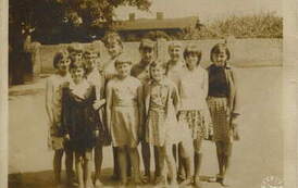 C&oacute;rka Wanda z koleżankami, 18.05.66 r. Z archiwum Mariana Ćwika 